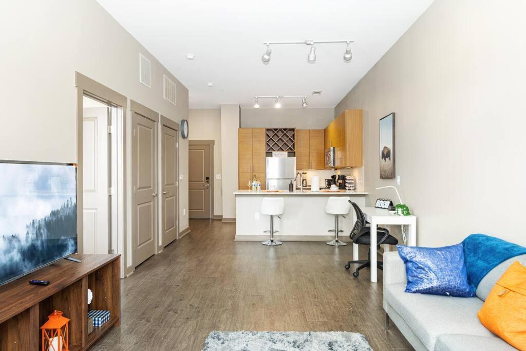 Апартаменты Chic Uptown Unit With Gym, Pool Шарлотт Экстерьер фото